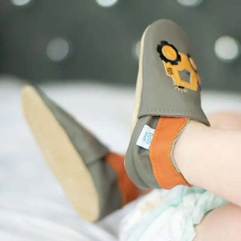 Dotty Fish Scarpine per Bambini e Neonati in Morbida Pelle - Piedi Nudi, Suola Antiscivolo, consigliate dai podologi, Pelle Traspirante, Marchio Britannico - Grigio con Escavatore Giallo 0-6 Mesi miniatura 3