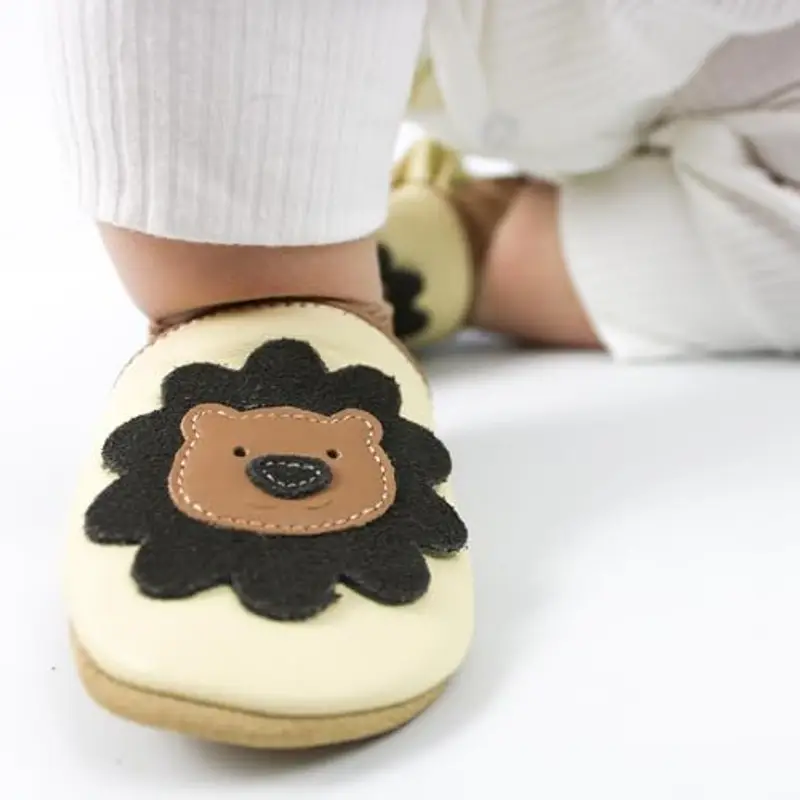 Dotty Fish Scarpine Unisex per Bambini e Neonati in Pelle a Piedi Nudi - Ragazzi e Ragazze, Disegni di Animali, Antiscivolo, Leggere, Flessibili, approvate dai podologi - Leone Crema 6-12 Mesi miniatura 3