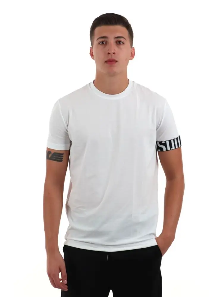 tshirt bianca uomo logo sul braccio