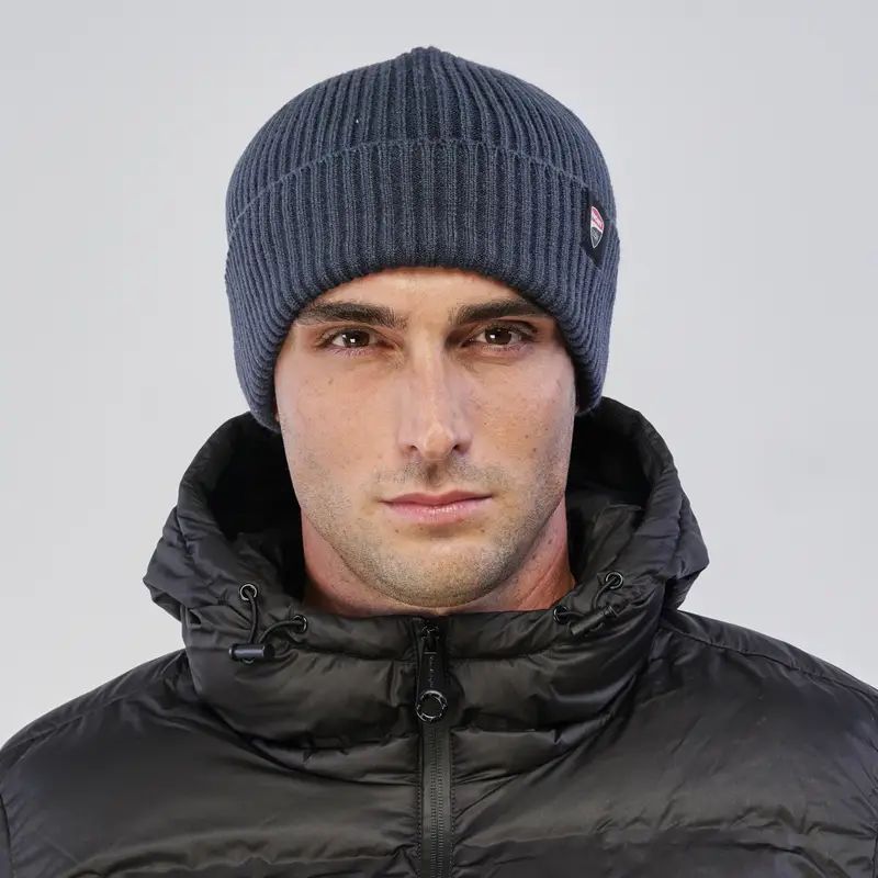 Berretto blu da uomo con stemma logo