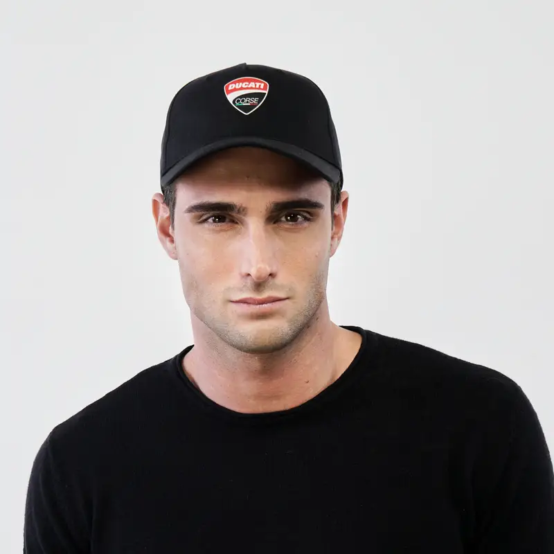 Cappellino nero con stemma