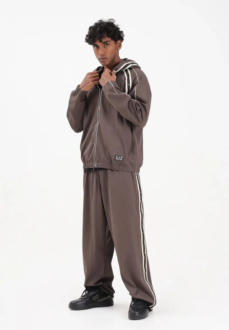 Pantalone sportivo marrone da uomo con bande logate miniatura 2