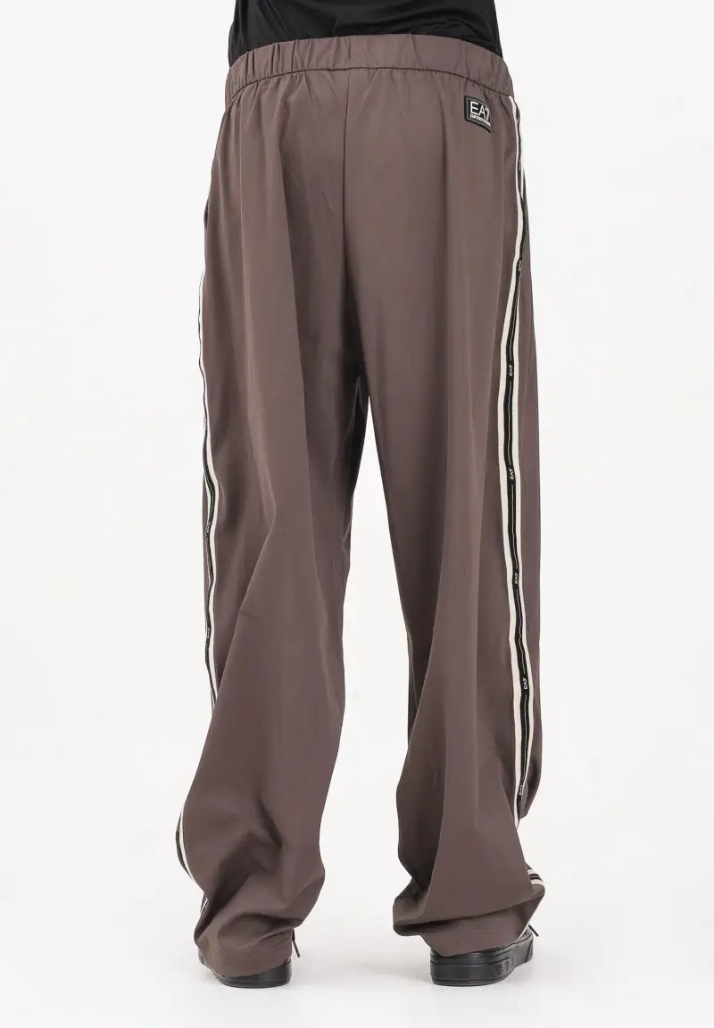 Pantalone sportivo marrone da uomo con bande logate miniatura 3