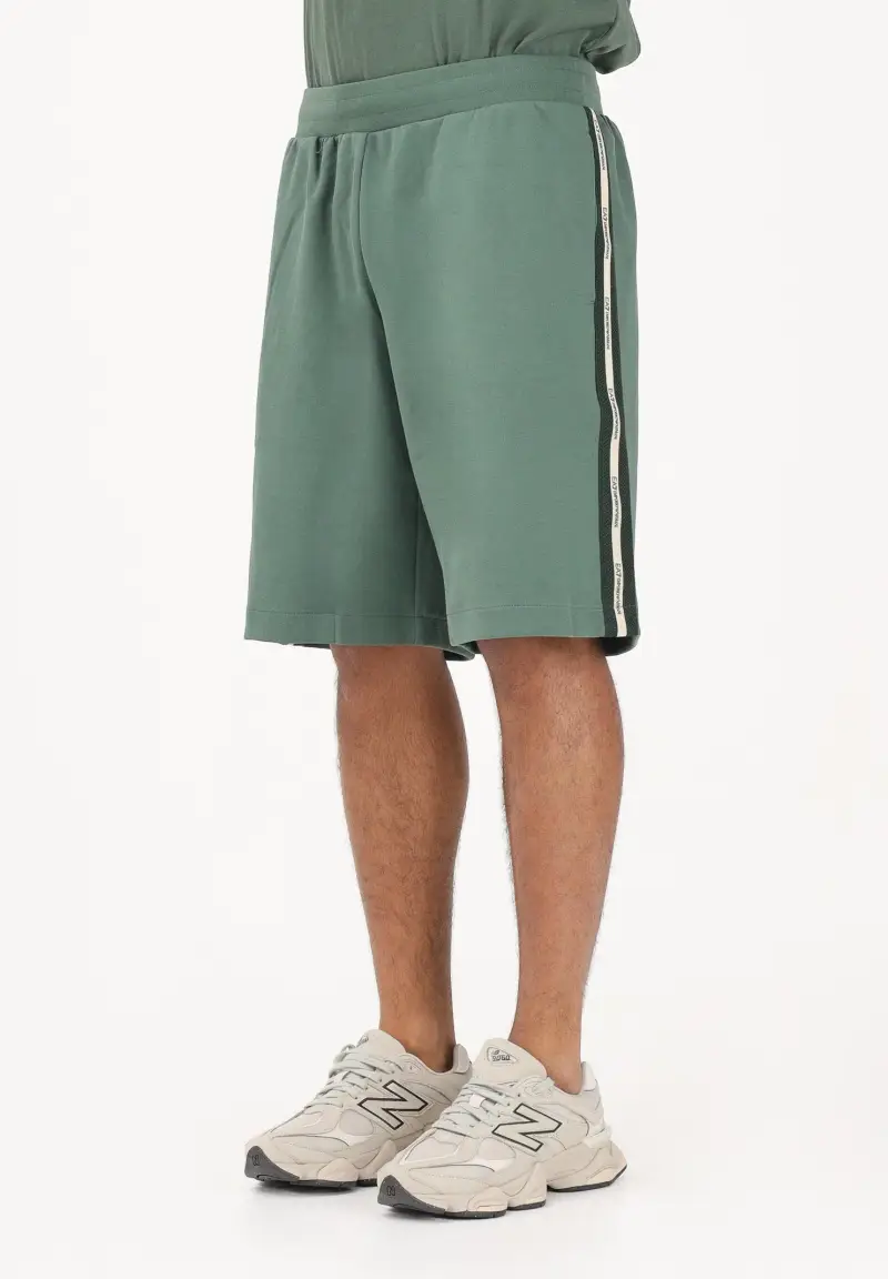 Shorts sportivo verde salvia da uomo con bande logate laterali