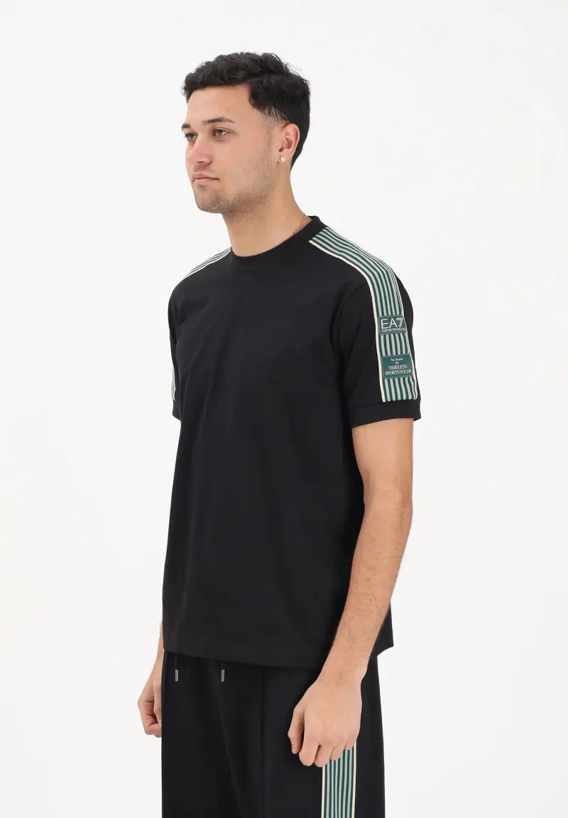 T-shirt a manica corta nera da uomo con dettaglio in gors sulle spalle e logo EA7