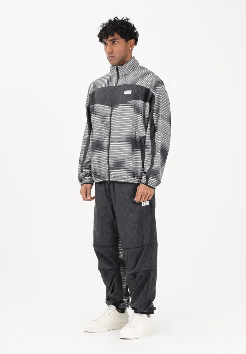 Tuta nera da uomo impreziosita da stampa di collezione