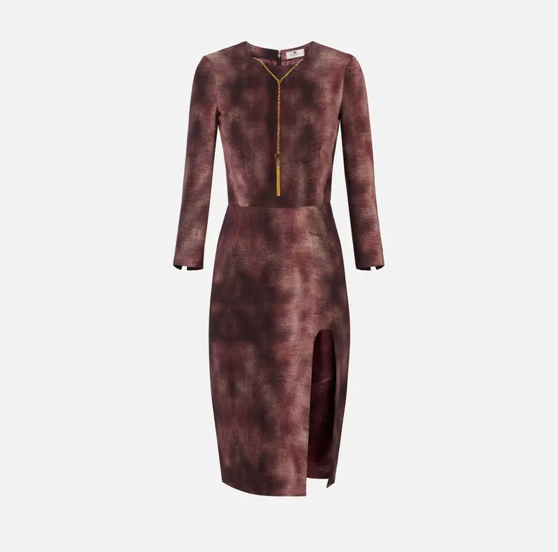 Abito in crêpe con stampa pitone e collana