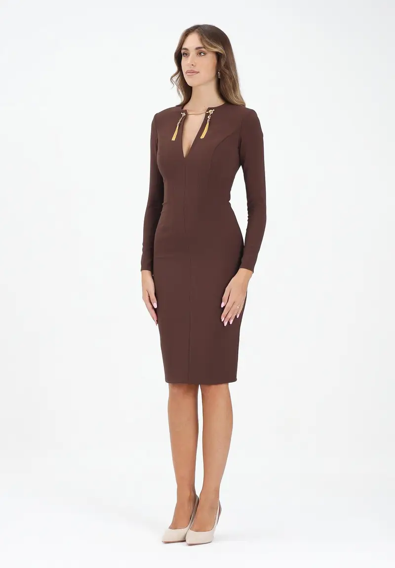 Abito midi marrone da donna con catena gioiello