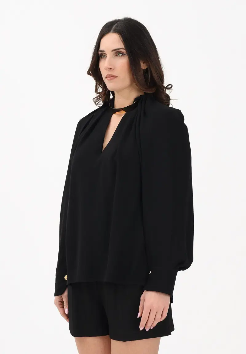 Blusa nera da donna con dettaglio gioiello