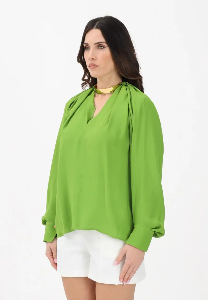 Blusa verde da donna con dettaglio gioiello
