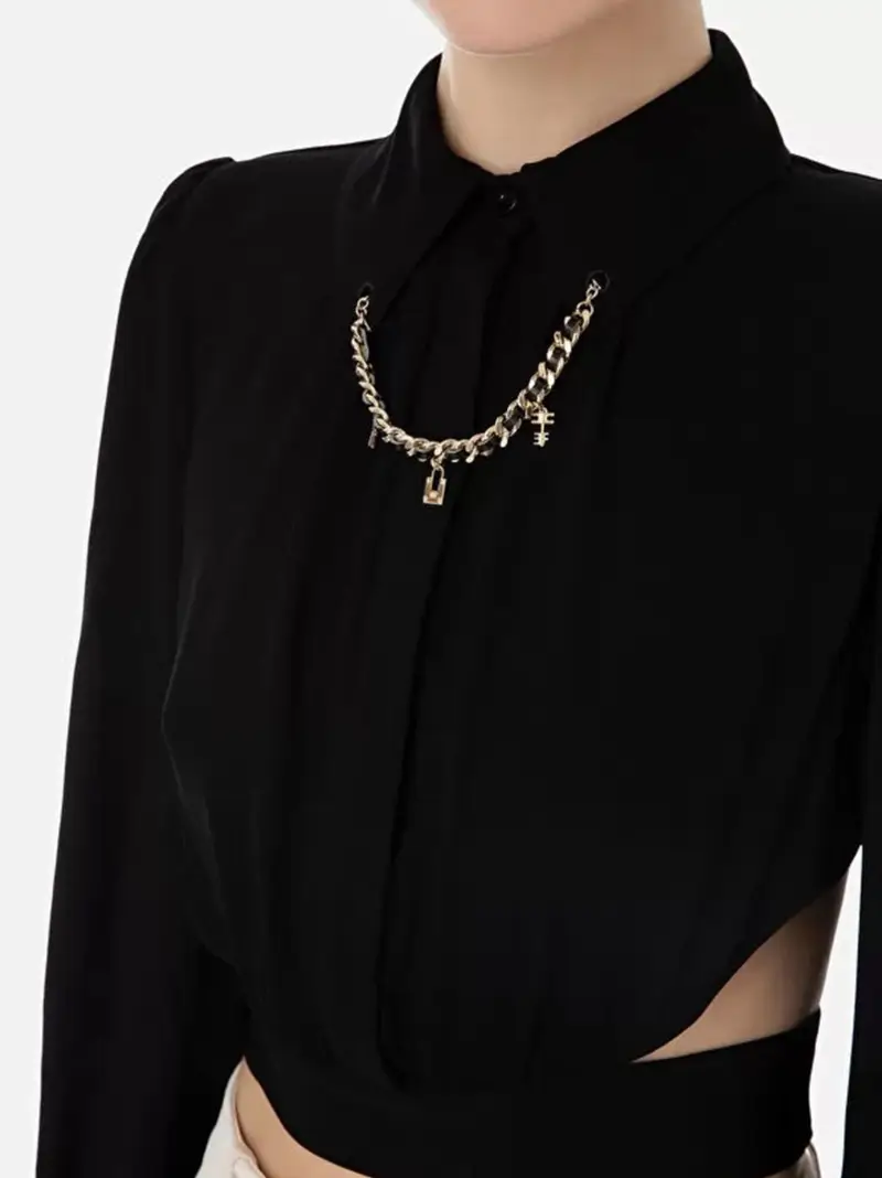 Camicia nera collana e cut-out