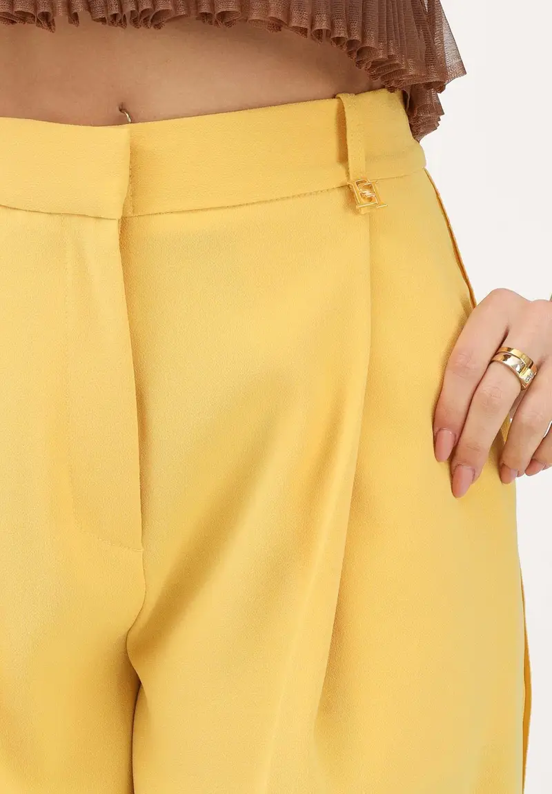 Pantalone elegante giallo da donna con logo charm miniatura 3