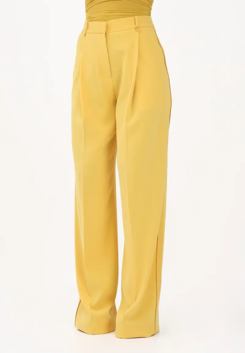 Pantalone elegante giallo da donna con logo charm