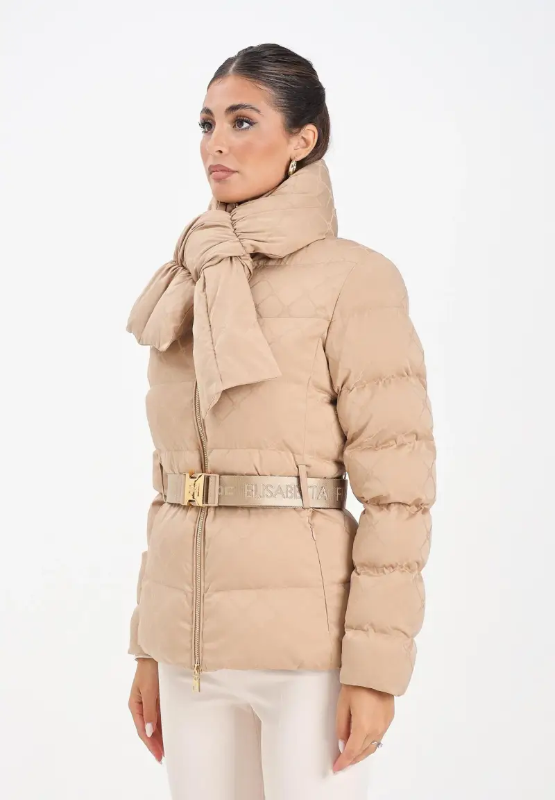 Piumino beige da donna in tessuto vela jacquard con cintura