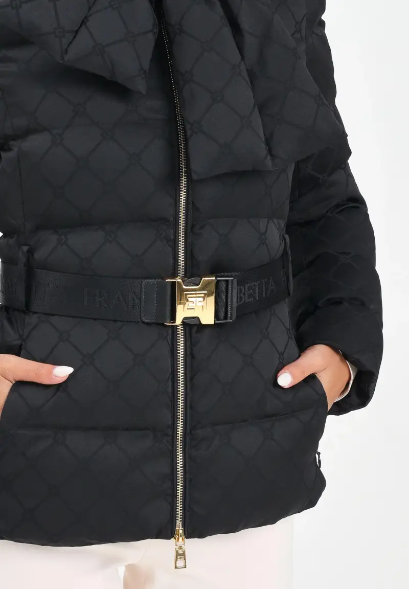 Piumino nero da donna in tessuto vela jacquard con cintura miniatura 3