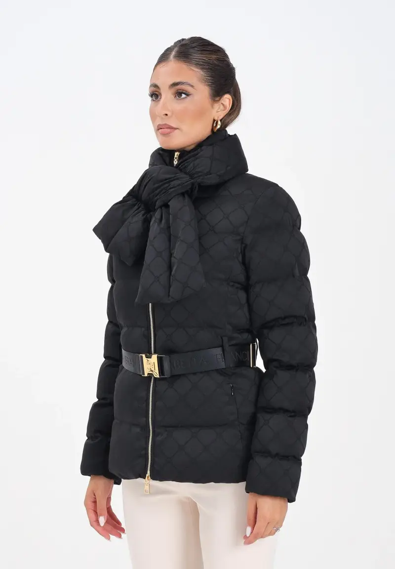 Piumino nero da donna in tessuto vela jacquard con cintura