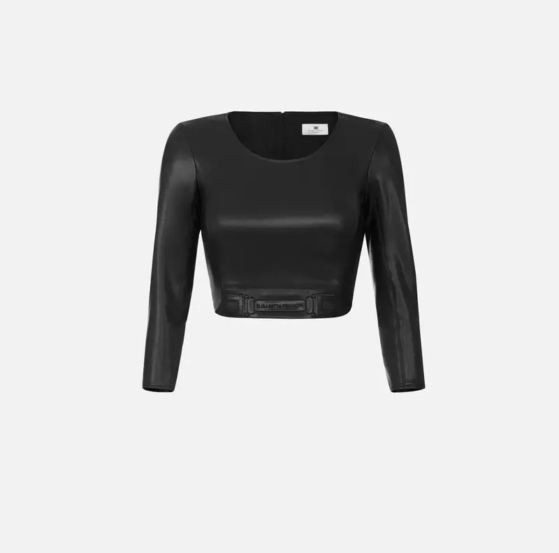 Top con logo embossed