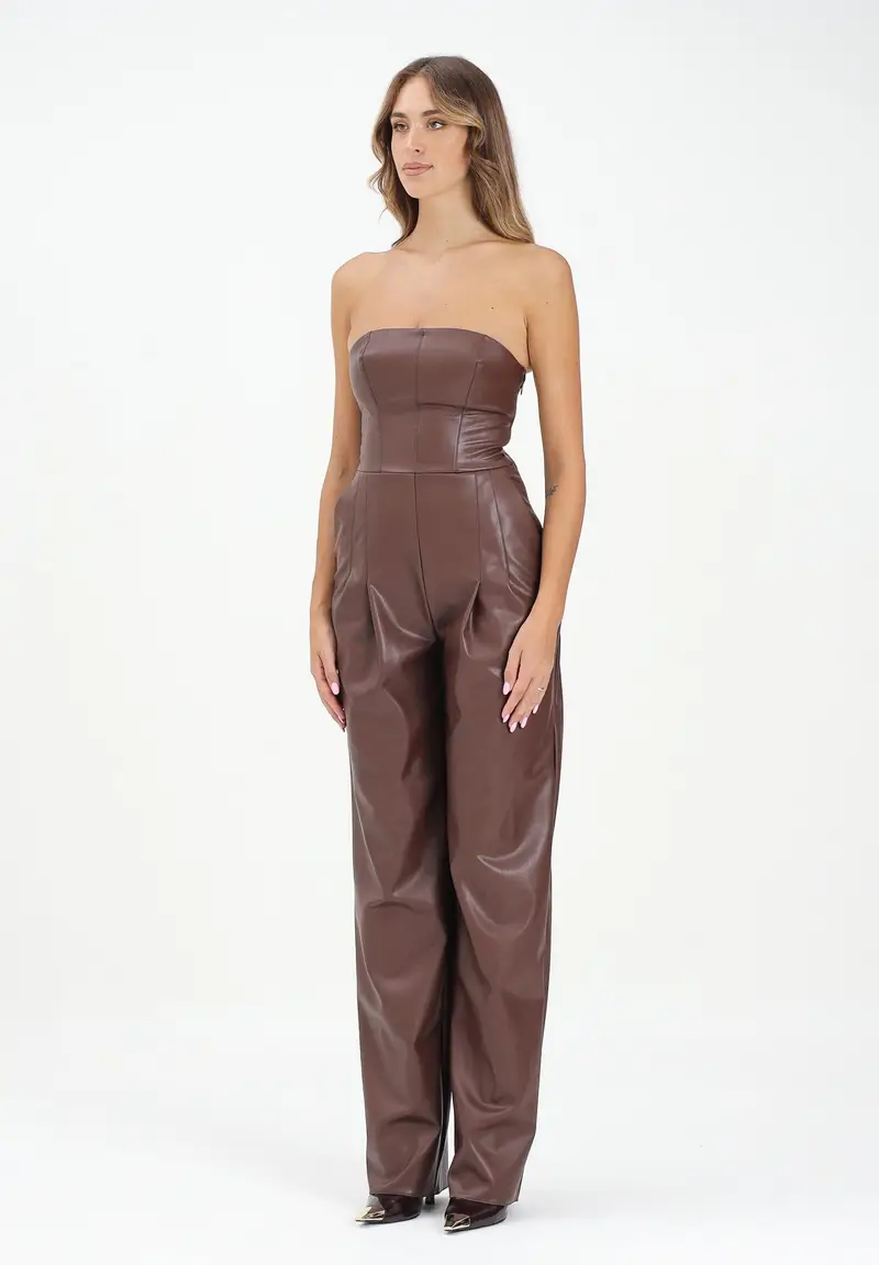 Tuta marrone da donna realizzata in materiale sintetico effetto pelle