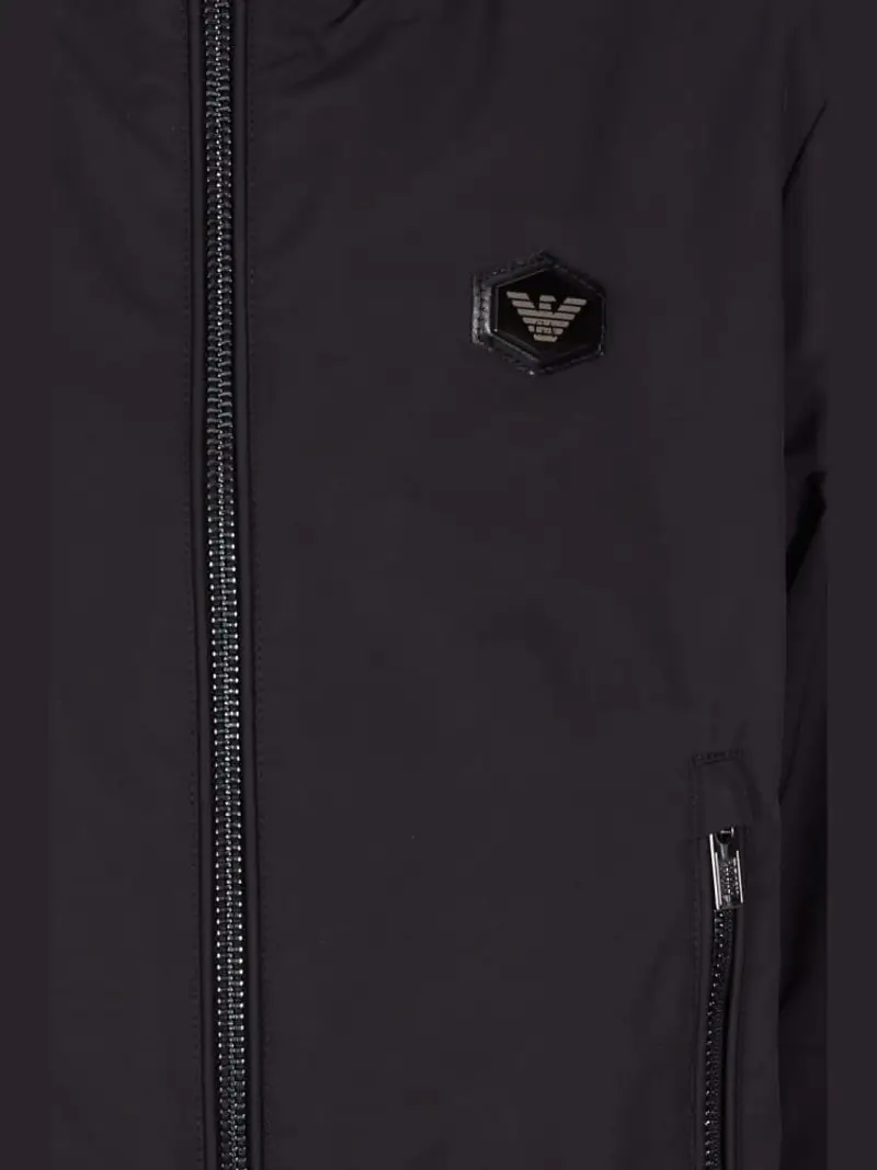 Emporio Armani giubbotto blu navy bambino in nylon con cappuccio chiusura zip logo aquila sul petto miniatura 2