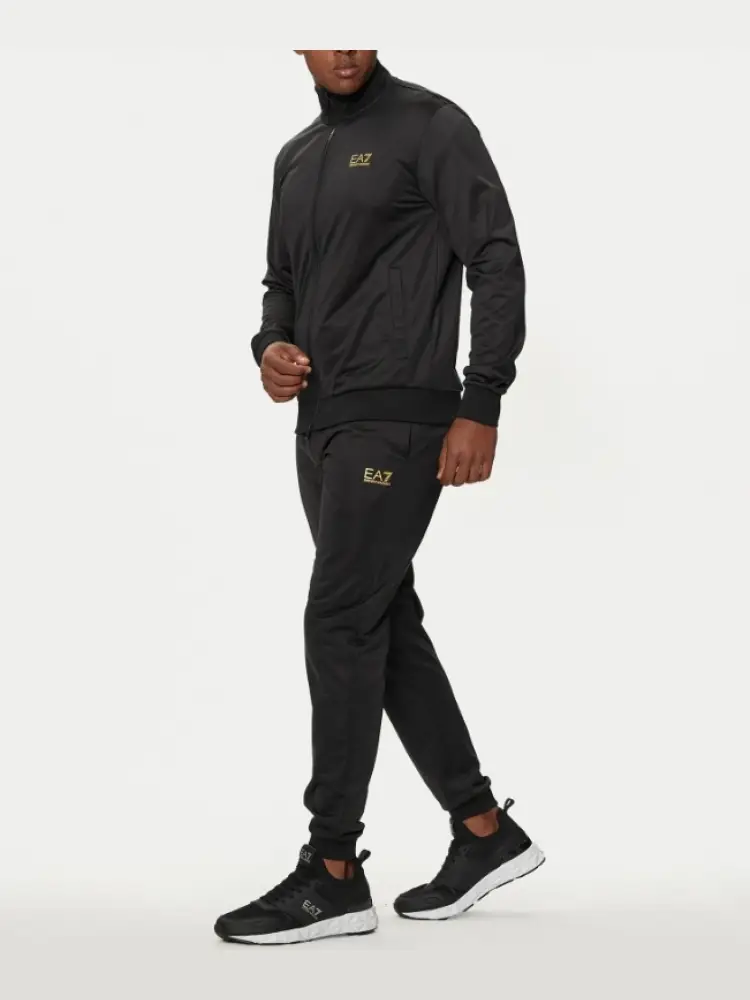 set felpa nera con zip e tuta nera con logo dorato