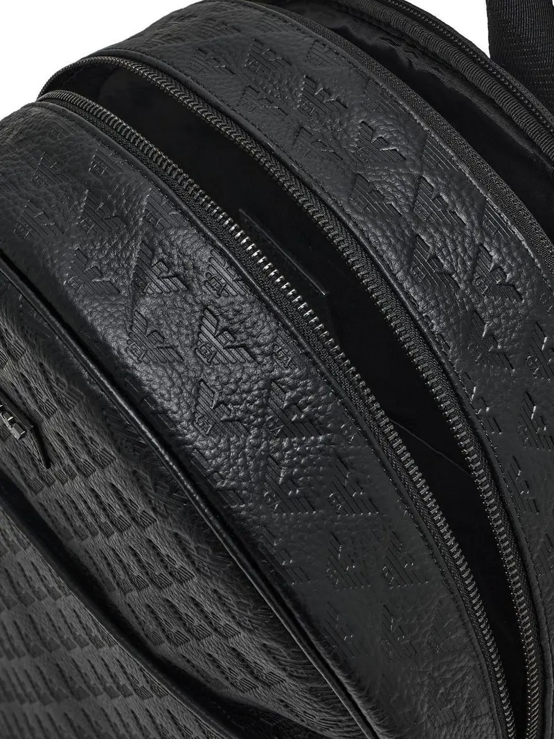 Zaino nero con logo in rilievo e chiusura con zip miniatura 3