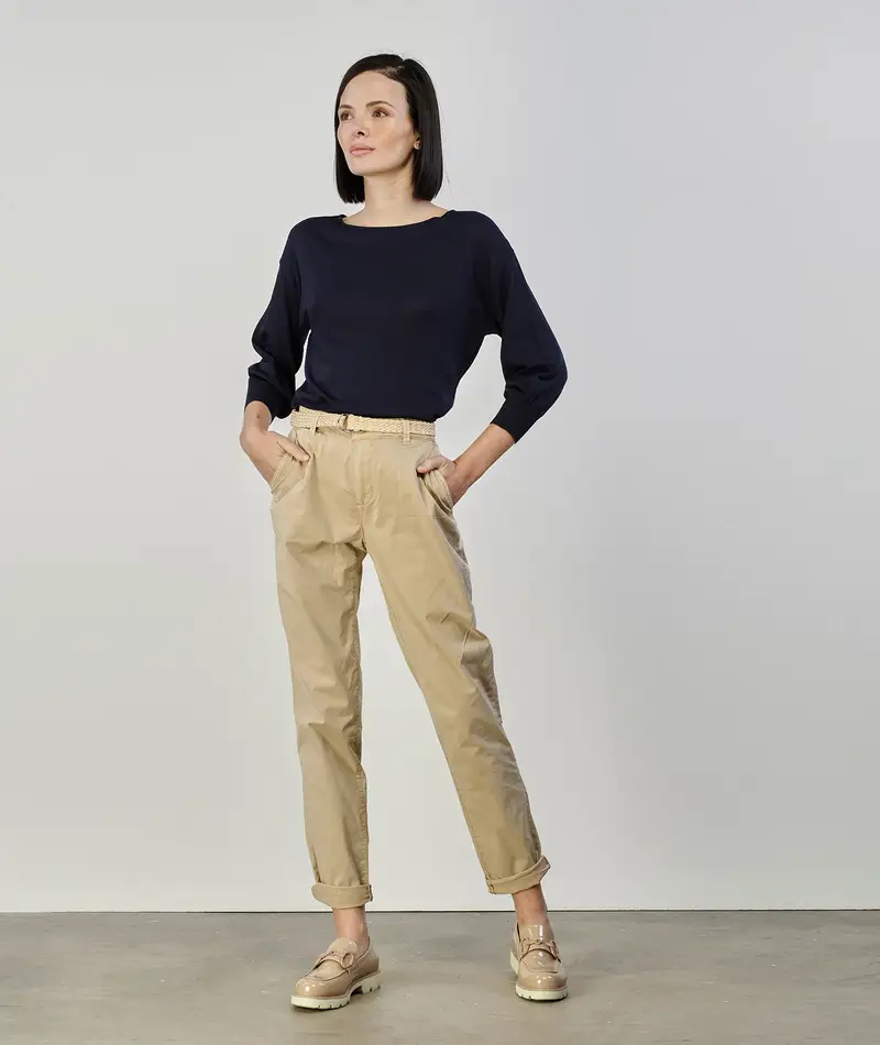 Pantaloni beige con cintura intrecciata in paglia