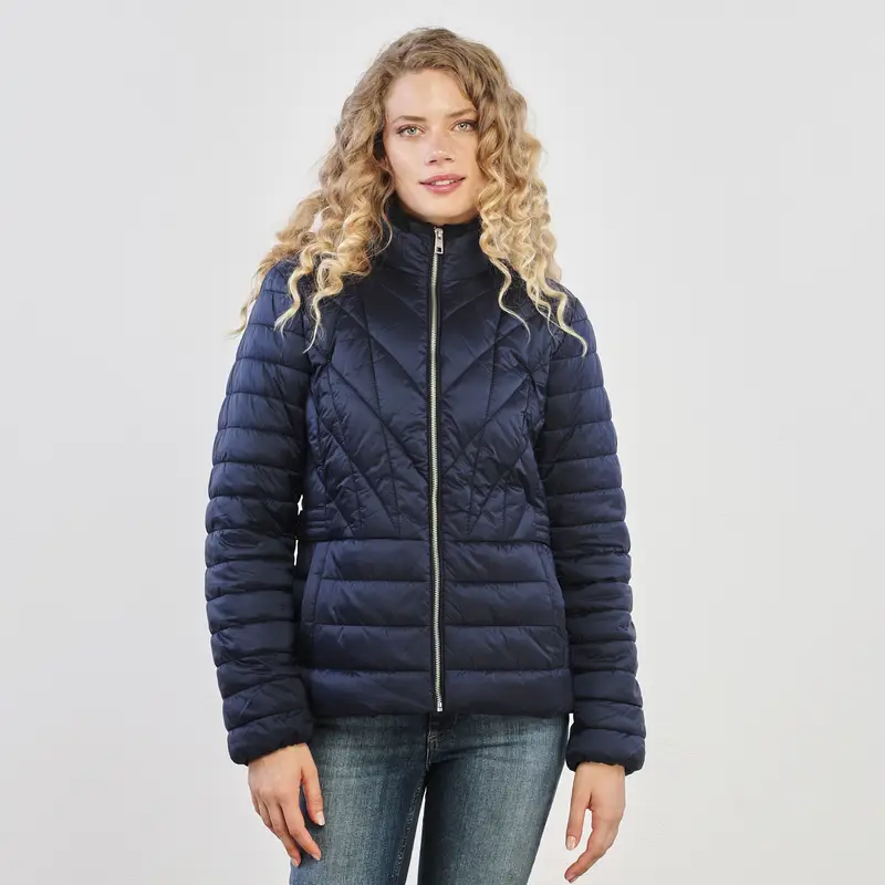 Piumino corto blu con tasche e zip