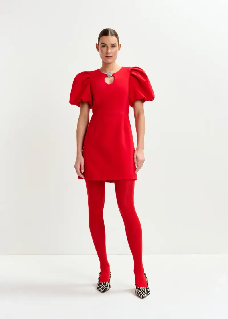 Mini abito rosso con maniche a sbuffo e spilla gioiello miniatura 2