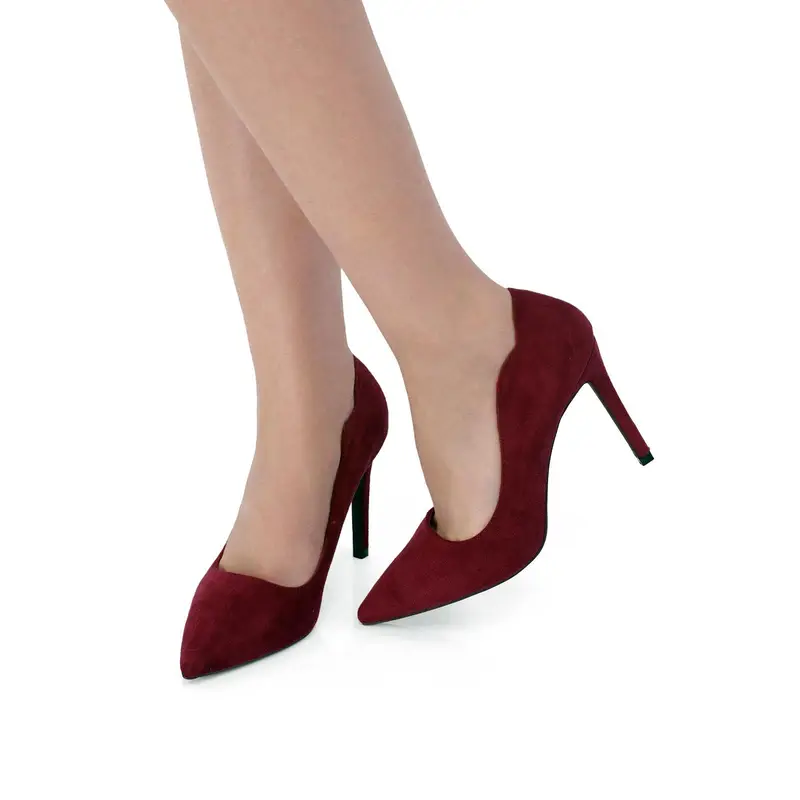 Decolletè bordeaux a punta con tacco alto e bordo sagomato