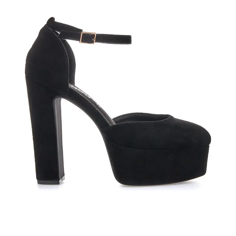 Decolletè nere con cinturino e tacco alto e plateau