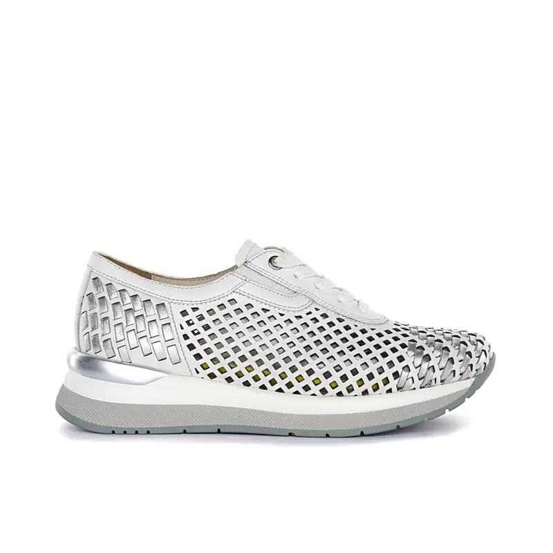 Sneakers bianche traforate in pelle con lacci