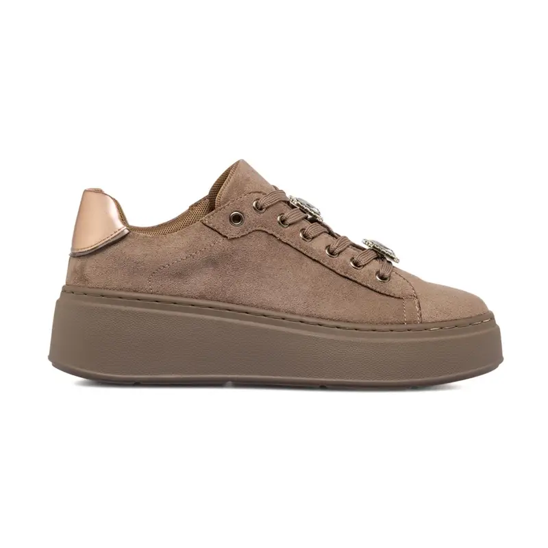 Sneakers marroni da donna con suola platform e charms sui lacci