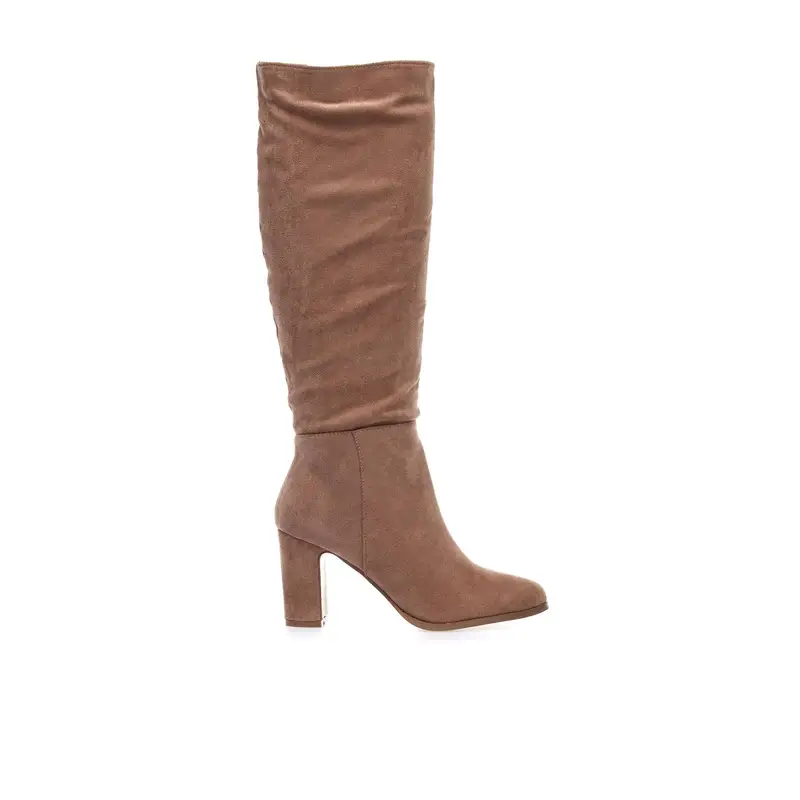 Stivali marroni con tacco alto e gambale arricciato sotto al ginocchio
