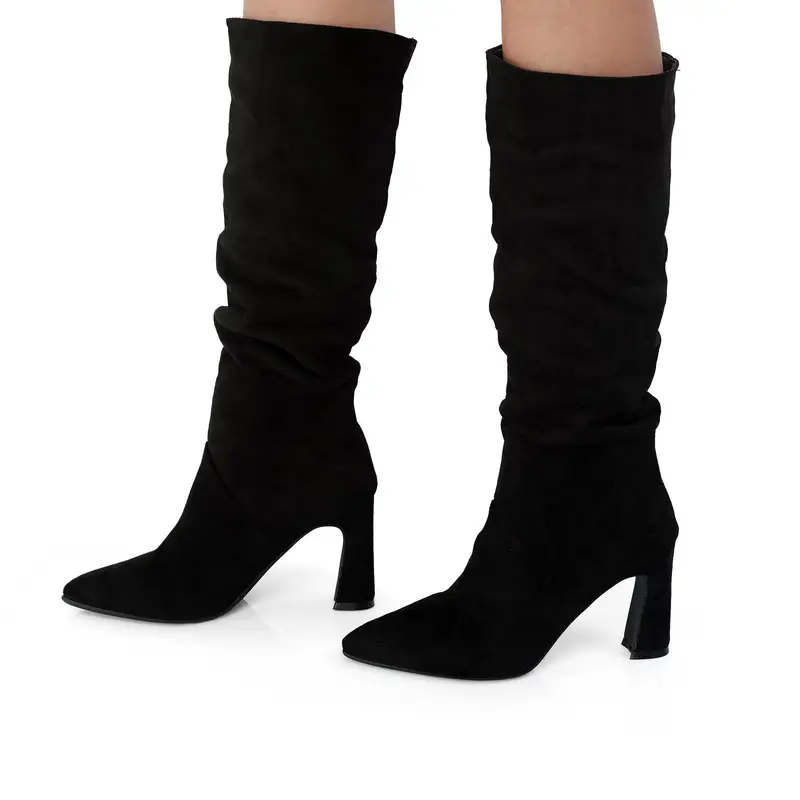 Stivali neri a punta con tacco alto a gambale arricciato