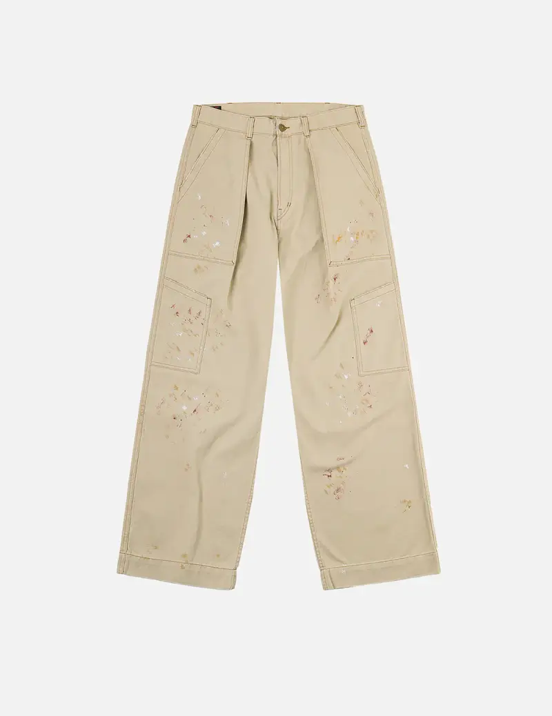 Pantalone beige con logo sul retro e schizzi di pittura