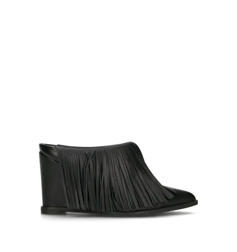 Sabot donna nero in pelle con frange Vario