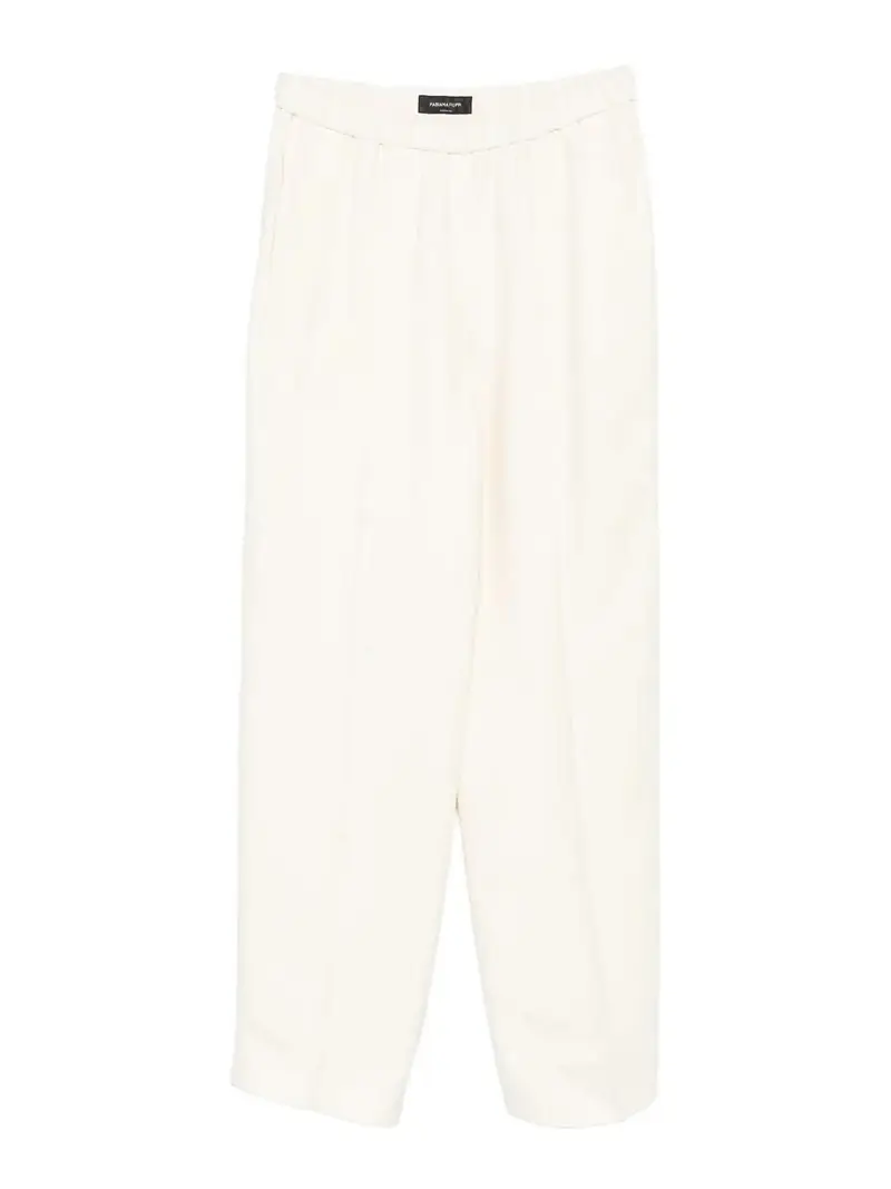 Indossare i pantaloni Bianco