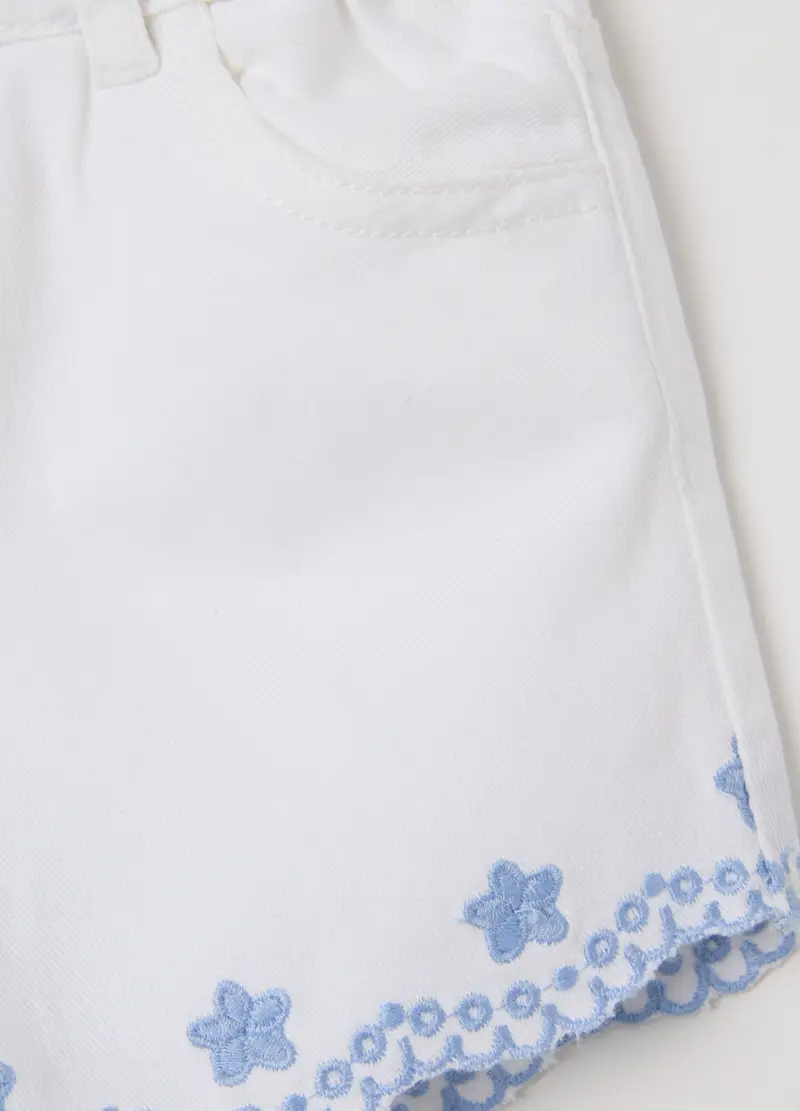 Shorts Bianchi Con Ricamo Floreale In Cotone, Bambina, Bianco miniatura 3
