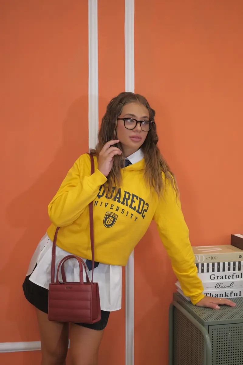 Felpa con cappuccio gialla per donna e bambina rifinita da logo stile college miniatura 3