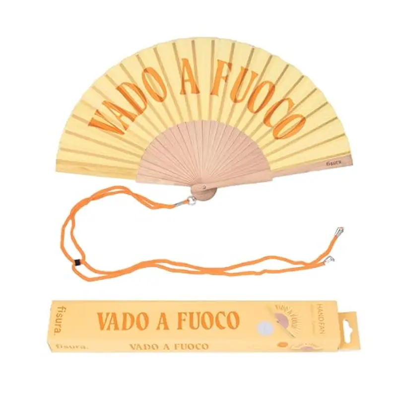 Fisura – Ventaglio in legno con messaggio “vado a fuoco”. Accessorio vivace e colorato, ventaglio portatile giallo con gancio pratico. Dimensioni: 42,5 x 23 cm