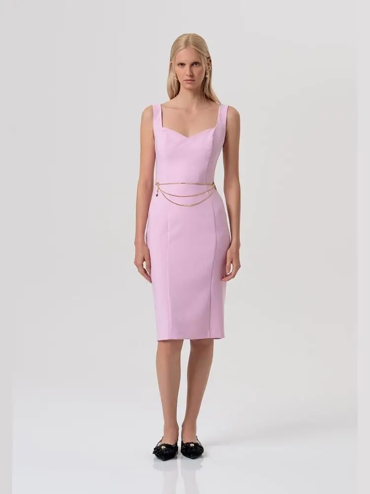 abito a tubino midi rosa con accessorio gioiello