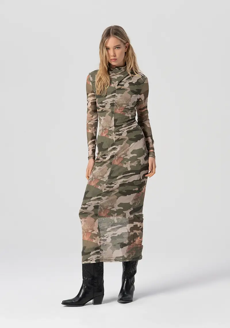 Abito aderente lungo in rete con fantasia mimetica