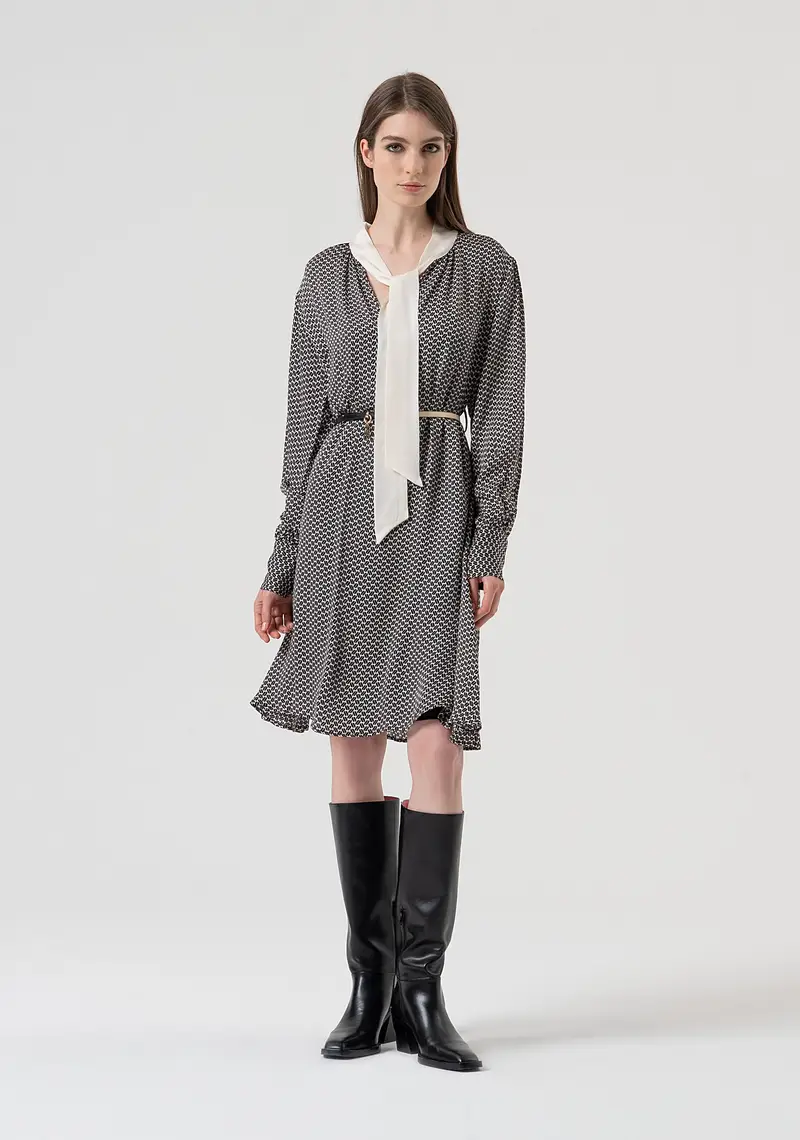 Abito flare con seta in fantasia geometrica