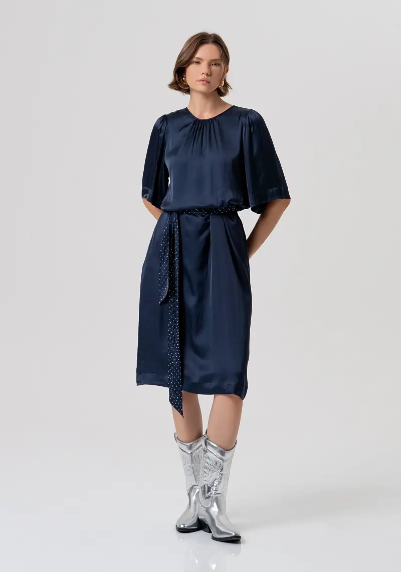 Abito linea ad A midi in raso di viscosa, modal e seta