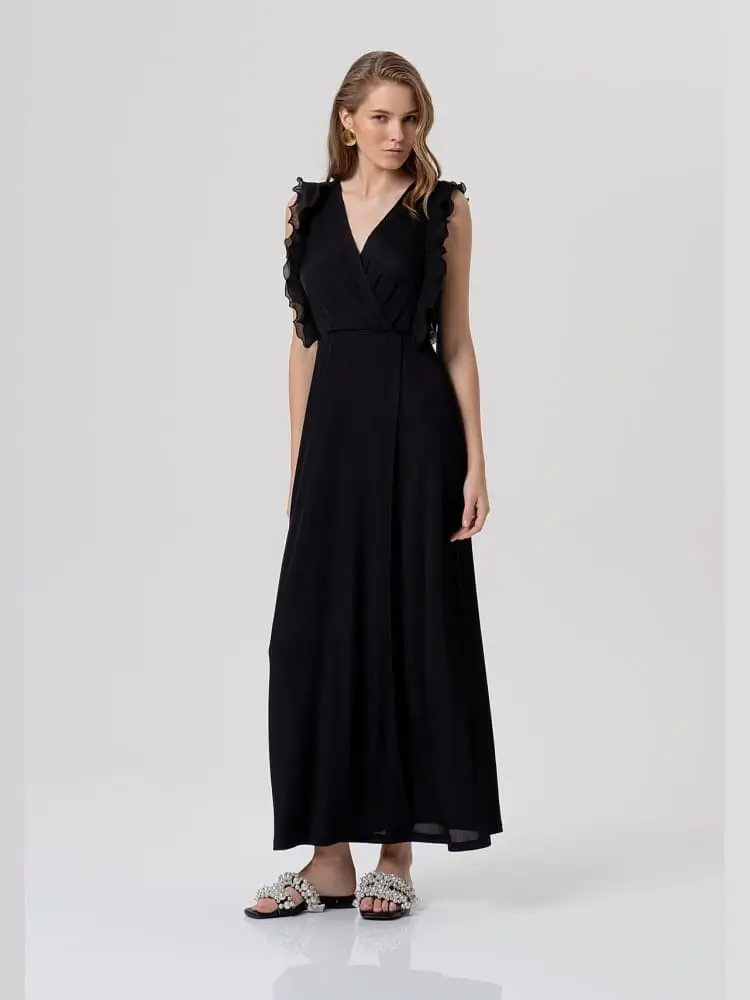 abito lungo nero scollo ad incrocio e con rouches sul giromanica