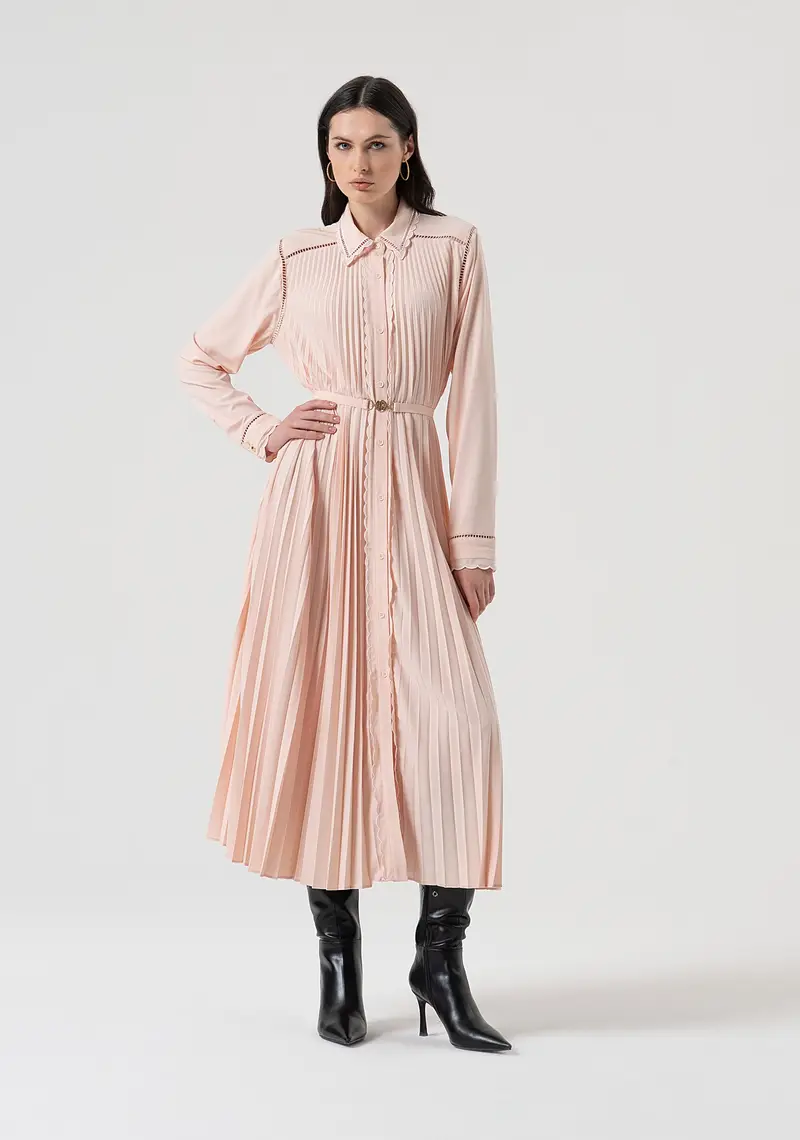 Abito modello chemisier lungo in tessuto plissettato
