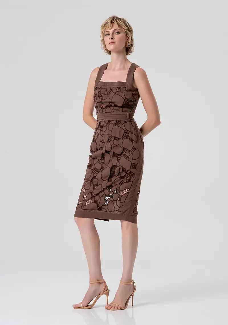 Abito senza maniche a tubino midi in tessuto ricamato