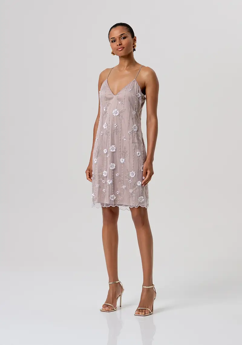 Abito senza maniche modello slip dress mini in tessuto con ricami fiori, strass e paillettes