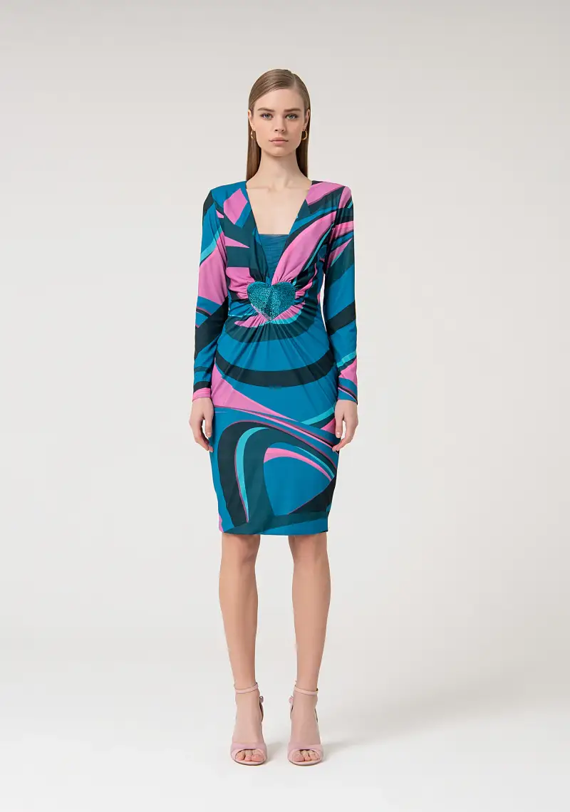 Abito slim midi in fantasia astratta con patch cuore in paillettes