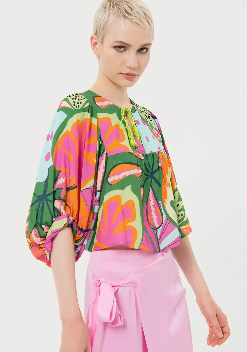Blusa ampia corta in fantasia tropicale